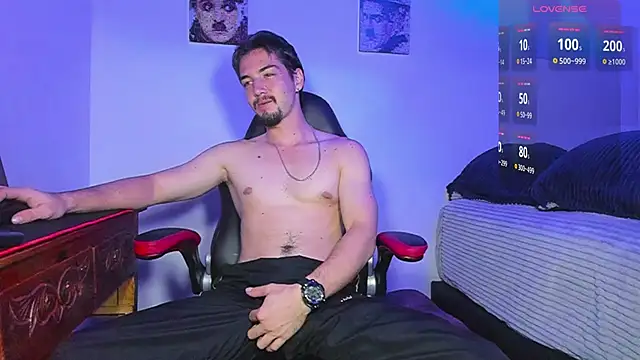 Snapshot of Alex_smith00 chatting on 02-06-25, 02:44 Alex smith00 online show from 02-06-25, 02:44