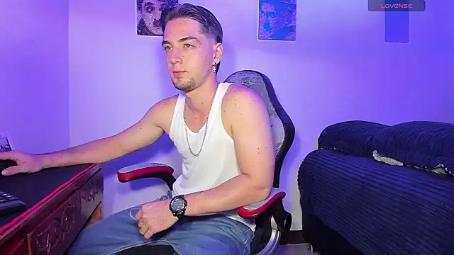 Snapshot of Alex_smith00 chatting on 10-04-25, 10:52 Alex smith00 online show from 10-04-25, 10:52