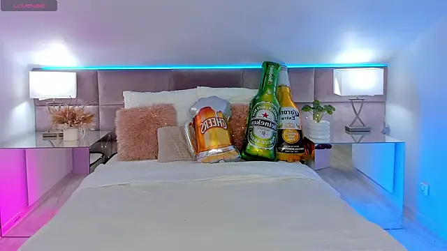 Snapshot of MiaMuse chatting on 09-21-25, 07:15 MiaMuse online show from 09-21-25, 07:15