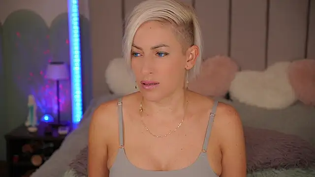 Snapshot of VickySecret96 chatting on 09-27-25, 04:34 VickySecret96 online show from 09-27-25, 04:34