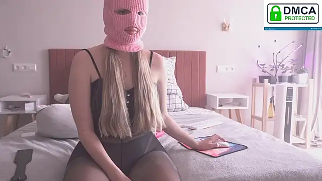 Snapshot of FluffyHat chatting on 03-03-25, 09:00 FluffyHat online show from 03-03-25, 09:00