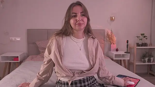 Snapshot of FluffyHat chatting on 10-04-25, 02:59 FluffyHat online show from 10-04-25, 02:59