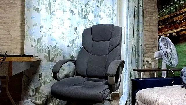 Snapshot of xxrokixxx chatting on 12-23-24, 10:10 xxrokixxx online show from 12-23-24, 10:10