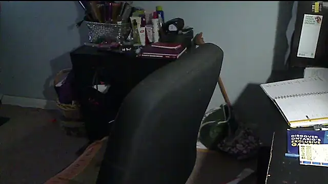 Snapshot of XTRAHORNYONE chatting on 11-18-25, 05:01 XTRAHORNYONE online show from 11-18-25, 05:01