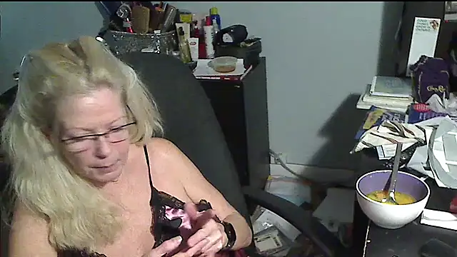 Snapshot of XTRAHORNYONE chatting on 11-28-25, 03:31 XTRAHORNYONE online show from 11-28-25, 03:31