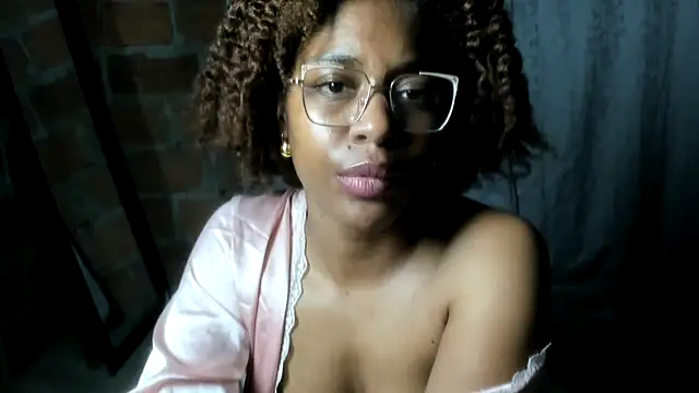 Snapshot of thaimy_ chatting on 06-25-26, 05:12 thaimy online show from 06-25-26, 05:12