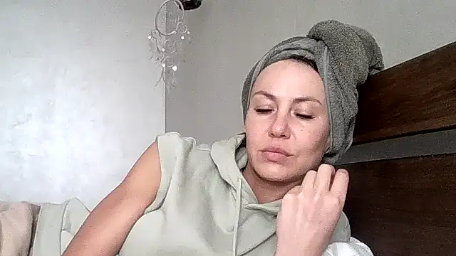 JulianaGold1 online show from 04-19-26, 09:41