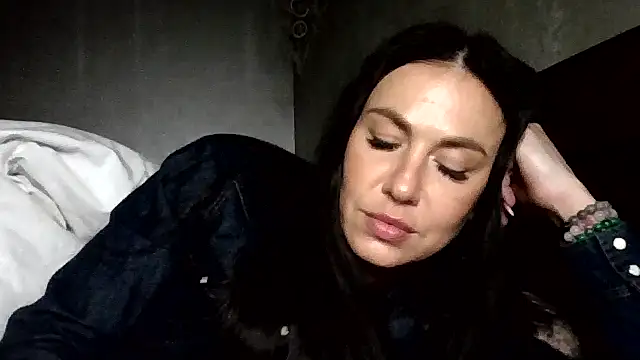 Snapshot of JulianaGold1 chatting on 05-03-26, 06:25 JulianaGold1 online show from 05-03-26, 06:25