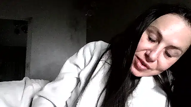 Snapshot of JulianaGold1 chatting on 06-06-26, 10:25 JulianaGold1 online show from 06-06-26, 10:25