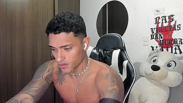 Snapshot of Alessandro_Vanni chatting on 06-19-26, 12:15 Alessandro Vanni online show from 06-19-26, 12:15