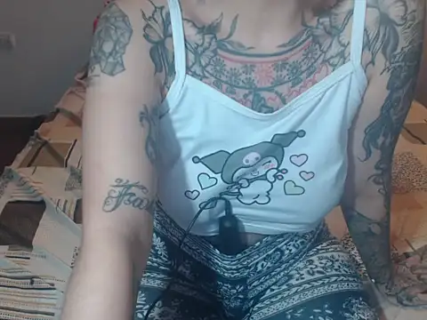 Snapshot of Tattoodreams_lucy chatting on 03-19-25, 05:17 Tattoodreams lucy online show from 03-19-25, 05:17