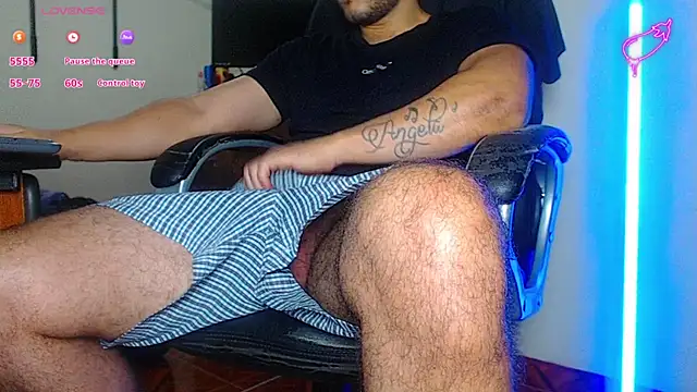 Snapshot of --mAk-- chatting on 02-09-25, 01:44 --mAk-- online show from 02-09-25, 01:44