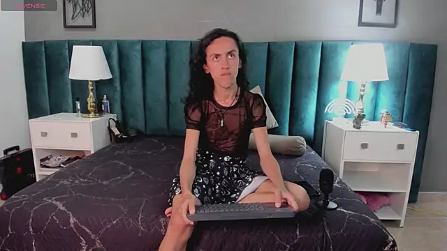 Snapshot of Karol_fenixx chatting on 12-29-24, 03:24 Karol fenixx online show from 12-29-24, 03:24