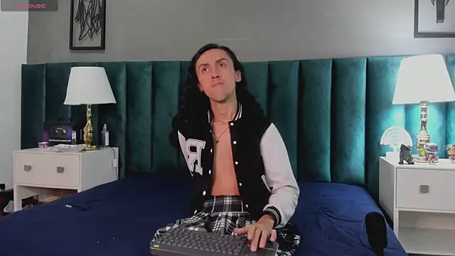 Snapshot of Karol_fenixx chatting on 01-09-25, 08:24 Karol fenixx online show from 01-09-25, 08:24