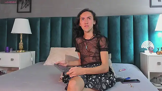 Snapshot of Karol_fenixx chatting on 02-14-25, 02:23 Karol fenixx online show from 02-14-25, 02:23