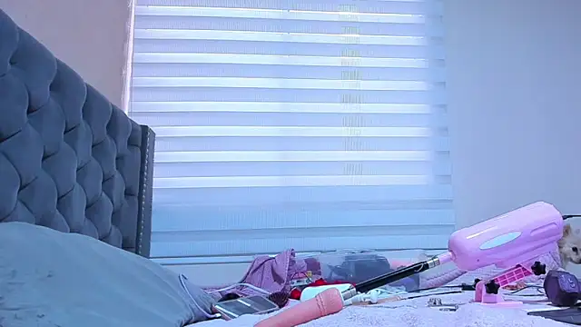 Imannejulienne online show from 03-06-26, 10:28