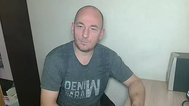 Snapshot of Johan___Barker chatting on 12-21-25, 11:39 Johan Barker online show from 12-21-25, 11:39