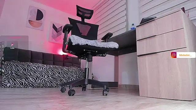 Snapshot of Miabelier chatting on 11-29-25, 12:02 Miabelier online show from 11-29-25, 12:02