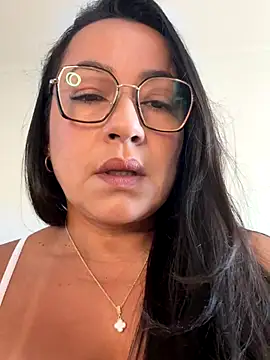 Snapshot of lucy_luu_ chatting on 09-11-25, 01:00 lucy luu online show from 09-11-25, 01:00