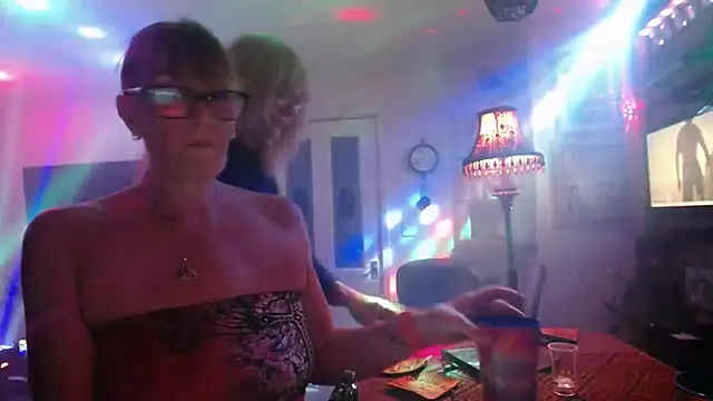 Snapshot of COUPLE4VOYEUR01 chatting on 09-27-25, 06:57 COUPLE4VOYEUR01 online show from 09-27-25, 06:57