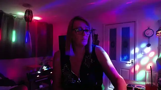 Snapshot of COUPLE4VOYEUR01 chatting on 03-28-26, 07:35 COUPLE4VOYEUR01 online show from 03-28-26, 07:35