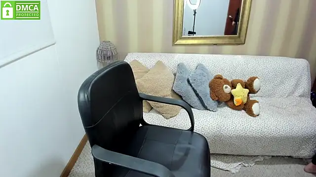 Snapshot of NicolettColin chatting on 10-08-25, 08:39 NicolettColin online show from 10-08-25, 08:39