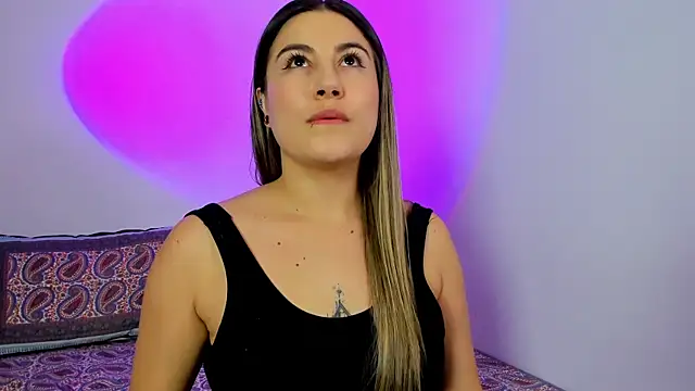 Snapshot of amelie_collins chatting on 03-21-25, 09:01 amelie collins online show from 03-21-25, 09:01