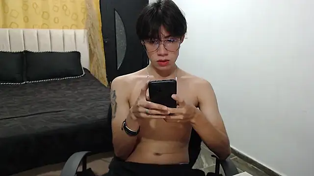 Snapshot of Elio-cam chatting on 01-28-25, 07:32 Elio-cam online show from 01-28-25, 07:32