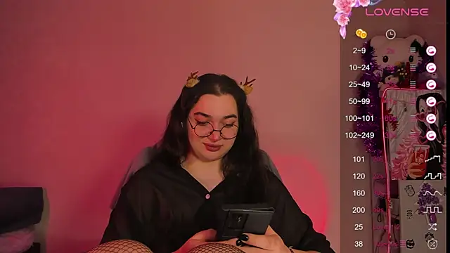 Snapshot of YsabellViveris chatting on 12-17-24, 08:34 YsabellViveris online show from 12-17-24, 08:34