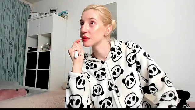 KenzieDawton online show from 03-09-25, 07:12