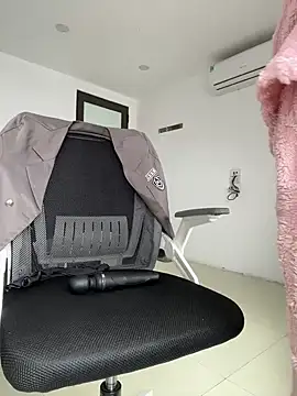 Snapshot of Shyn__ chatting on 03-08-25, 08:22 Shyn online show from 03-08-25, 08:22