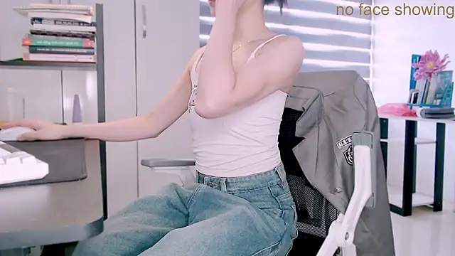 Snapshot of Shyn__ chatting on 11-27-25, 06:37 Shyn online show from 11-27-25, 06:37