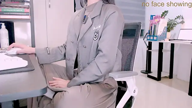 Snapshot of Shyn__ chatting on 11-29-25, 05:05 Shyn online show from 11-29-25, 05:05