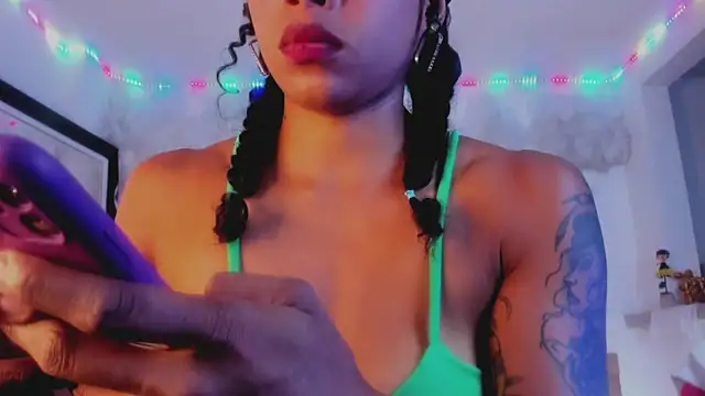 Snapshot of kelly_thomson chatting on 01-26-25, 08:45 kelly thomson online show from 01-26-25, 08:45