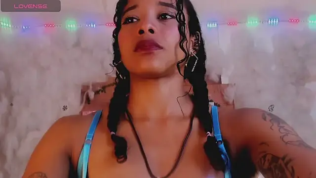 Snapshot of kelly_thomson chatting on 01-31-25, 10:31 kelly thomson online show from 01-31-25, 10:31