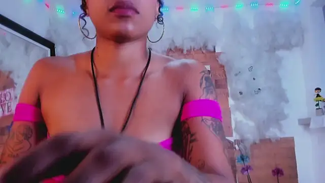 Snapshot of kelly_thomson chatting on 02-14-25, 09:32 kelly thomson online show from 02-14-25, 09:32