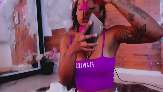 Snapshot of kelly_thomson chatting on 02-21-25, 03:32 kelly thomson online show from 02-21-25, 03:32