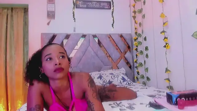 Snapshot of kelly_thomson chatting on 02-25-25, 11:00 kelly thomson online show from 02-25-25, 11:00