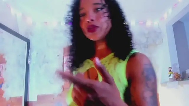 Snapshot of kelly_thomson chatting on 03-01-25, 11:06 kelly thomson online show from 03-01-25, 11:06