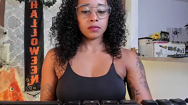 Snapshot of kelly_thomson chatting on 10-30-25, 10:43 kelly thomson online show from 10-30-25, 10:43