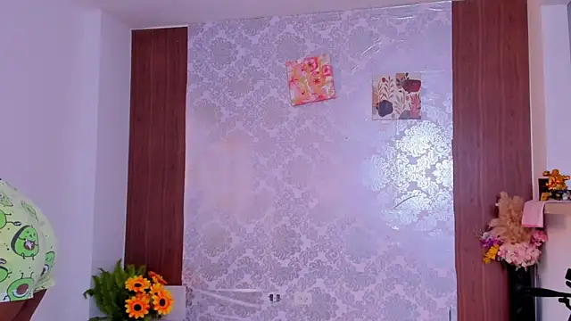 Snapshot of kelly_thomson chatting on 11-21-25, 01:32 kelly thomson online show from 11-21-25, 01:32