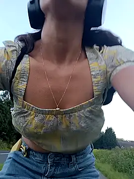 Snapshot of tinny_williams chatting on 09-19-25, 05:24 tinny williams online show from 09-19-25, 05:24