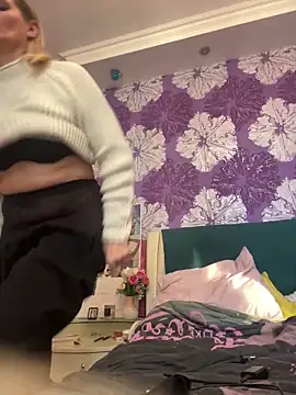 Snapshot of AngelOxy chatting on 01-04-25, 01:31 AngelOxy online show from 01-04-25, 01:31