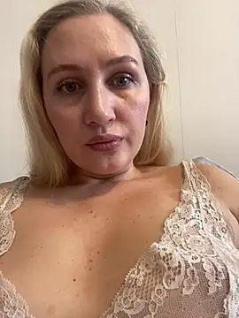 YourBlondee online show from 12-20-24, 06:40