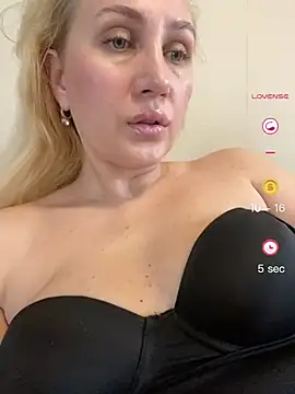 Snapshot of YourBlondee chatting on 05-29-26, 03:37 YourBlondee online show from 05-29-26, 03:37
