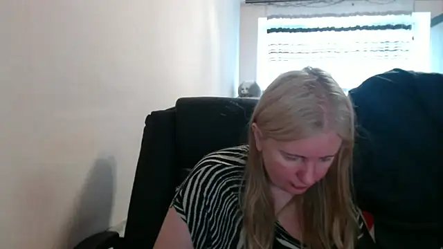 PeterAndJen online show from 05-11-26, 06:08