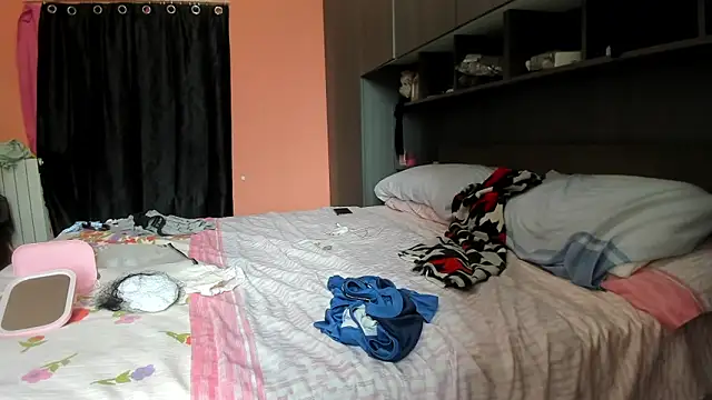 Snapshot of wanderlustxxx_ chatting on 10-19-25, 01:34 wanderlustxxx online show from 10-19-25, 01:34