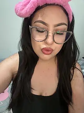 Snapshot of MileyGia chatting on 05-15-26, 01:12 MileyGia online show from 05-15-26, 01:12