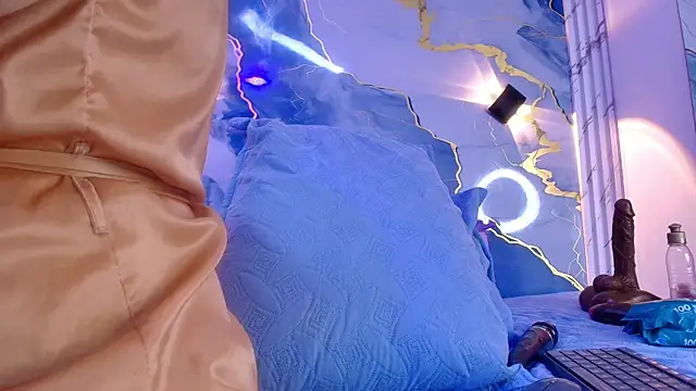 Snapshot of lorrayne_ chatting on 11-18-25, 12:20 lorrayne online show from 11-18-25, 12:20