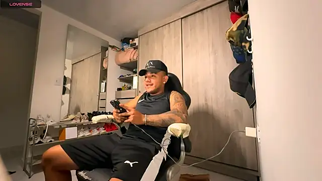 Snapshot of jordylatin20 chatting on 11-08-25, 01:39 jordylatin20 online show from 11-08-25, 01:39